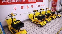 Supermarket di China ini menyediakan kendaraan listrik untuk berbelanja. 