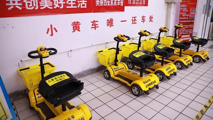 XI'AN, CHINA - SEPTEMBER 22, 2022 - Citizens ride shared shopping carts as they shop at a supermarket in Xi 'an, Shaanxi province, China, Sept 22, 2022. (Photo credit should read CFOTO/Future Publishing via Getty Images)