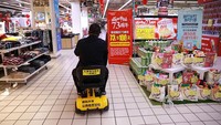 Dengan kendaraan listrik ini, warga tidak harus lelah berjalan mengelilingi supermarket yang luas. 