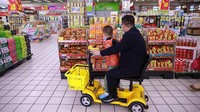 Kendaraan listrik ini hanya boleh dikendarai orang dewasa, namun anak kecil boleh ikut di bagian depan. 