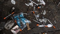 Jarum bekas terlihat di jalan saat penyisiran kota dari perkemahan tunawisma di New York, Amerika Serikat, Kamis (22/9/2022) waktu setempat.  