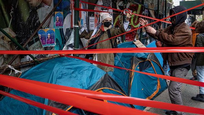 NEW YORK, NEW YORK - SEPTEMBER 22: Residents of a homeless encampment prepare to move their belongings as workers from the city prepare to clean up the area in a city sweep ordered by Mayor Adams, September 22, 2022 in New York City, New York. (Photo by Andrew Lichtenstein/Corbis via Getty Images)