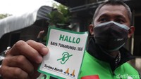 Stiker khusus kerap dibawa Hartono, untuk memberikan penjelasan kepada pelanggannya. SAYA TUNARUNGU/DEAF - Mohon Kerjasamanya - 20 Meter Sebelum - Belok: Tepuk Pundak Saya - Belok Kanan: Tepuk Pundak Kanan - Belok Kiri: Tepuk Pundak Kiri - Berhenti: Tepuk KeduanyaTerimakasih.