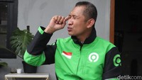 Tak hanya menarik penumpang, Hartono juga kerap mengantarkan pesanan makanan atau paket memiliki pelanggannya. Bekerja sebagai driver ojol, dilakukan Hartono sudah 9 tahun lamanya. Hal itu dilakukan demi menafkahi sang istri Jessica Oktavia (32) dan anaknya Jason Liem (5).