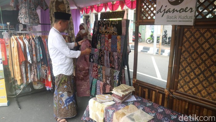 Pasar Rakyat yang digelar sepanjang jalan Sunan Kudus, Jumat (23/9/2022).