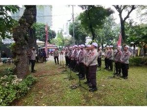 Pasukan Basmalah-Asmaul Husna Polda Metro Sambut Massa Aksi 411