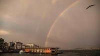 Pelangi yang muncul di atas Dermaga Karakoy menjadi pemandangan yang memukau.