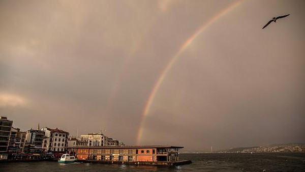 Pelangi yang muncul di atas Dermaga Karakoy menjadi pemandangan yang memukau.