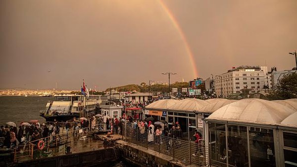 Pelangi muncul di atas Dermaga Karakoy, Turki, Kamis (22/9/2022) waktu setempat.