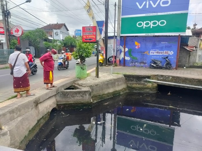 Pembuang limbah sablon  di Sungai Banjar Jaba Jati Desa Pemogan Jumat (23/9/2022).