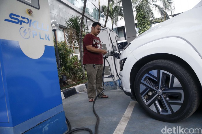 Pemerintah tengah mendorong penggunaan kendaraan listrik. Pemerintah pun menggodok skema subsidi untuk kendaraan listrik.