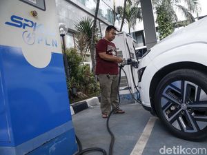 Banyak Ngomong Mobil Listrik, Kok Mobil Pak Luhut Masih Tenggak Bensin?