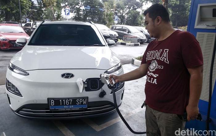Pemerintah tengah mendorong penggunaan kendaraan listrik. Pemerintah pun menggodok skema subsidi untuk kendaraan listrik.