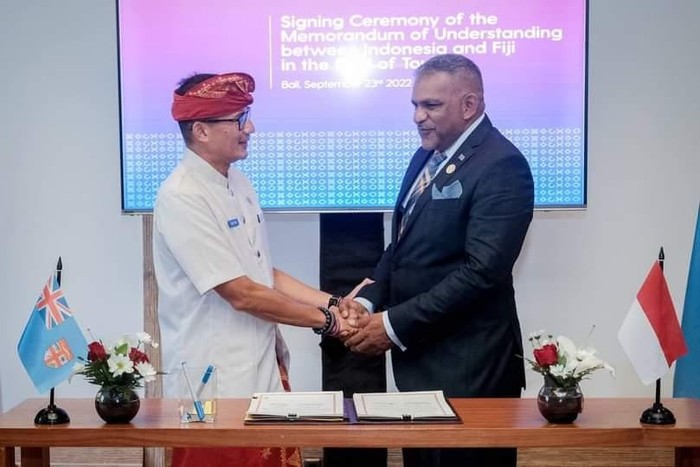 Pemerintah Indonesia melalui Kementerian Pariwisata dan Ekonomi Kreatif menandatangani nota kesepahaman (MoU) dengan kepulauan Fiji di Grand Hyatt, Nusa Dua, Jumat (23/9/2022). (Foto: Kemenparekraf)