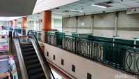 Suasana sepi dan lengang saat mulai memasuki pintu utama. Temaram lampu-lampu lorong menyambut pengunjung, seolah menyoroti kios-kios yang tak berpenghuni.