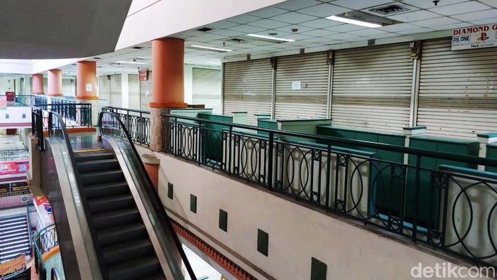 Glodok City merupakan salah satu pusat elektronik legendaris di ibu kota sejak 1980-an. Namun sayangnya, kiprah gemilangnya meredup setelah pandemi Covid-19 datang melanda. Bahkan kini kondisinya sepi 'bak kuburan'.