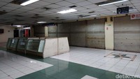 Bangunan yang menjual alat elektronik hingga alat kesehatan itu pun semakin sepi bak kuburan. Kini bangunan hanya dipenuhi dengan kios-kios tutup yang ditempeli dengan pengumuman Dijual/Disewakan terpasang. Ada pula beberapa kios yang ditempeli kertas pengumuman bertuliskan Ditutup Sementara dari PD Pasar jaya. Shafira Cendra Arini/detikcom
