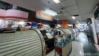 Kondisi ini mengakibatkan pendapatan para pedagang menukik tajam, bahkan jauh di bawah 50%.