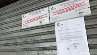 Di depan beberapa kios yang tutup itu, nampak pengumuman bertuliskan Dijual/Disewakan terpasang. Ada pula beberapa kios yang ditempeli kertas pengumuman bertuliskan Ditutup Sementara dari PD Pasar jaya.