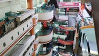 Glodok City merupakan salah satu pusat perbelanjaan elektronik legendaris di Jakarta Barat yang berdiri sejak 1970-an. Sayangnya, citra tersebut telah redup dan hanya tersisa ceritanya saja. Pusat perbelanjaan itu seakan tak mampu bertahan di tengah gempuran pusat perbelanjaan baru yang mulai menjamur serta maraknya toko online.  Shafira Cendra Arini/detikcom