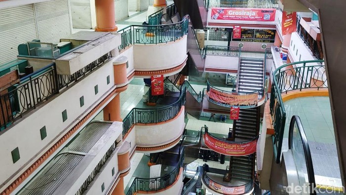 Penampakan Glodok City Sepi Bak Kuburan, Pedagang Hampir Nyerah Glodok City merupakan salah satu pusat elektronik legendaris di ibu kota sejak 1980-an. Namun sayangnya, kiprah gemilangnya meredup setelah pandemi Covid-19 datang melanda. Bahkan kini kondisinya sepi 'bak kuburan'.
