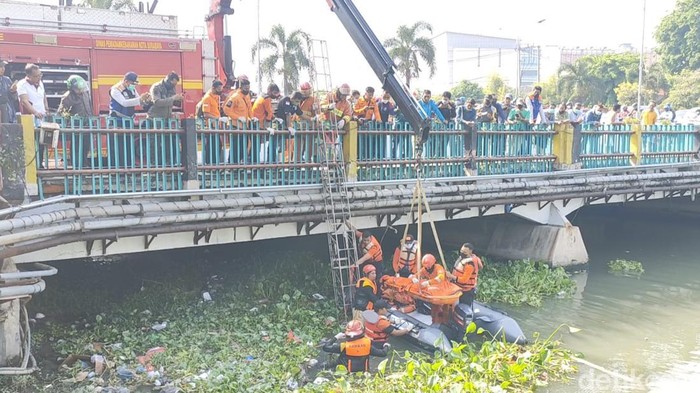 Penemuan mayat perempuan di sungai Surabaya