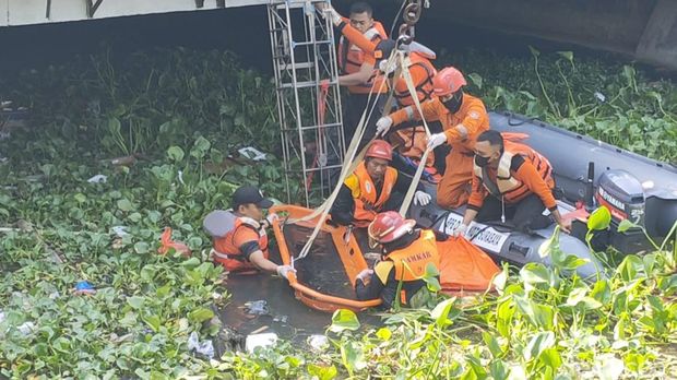 Penemuan mayat perempuan di sungai Surabaya