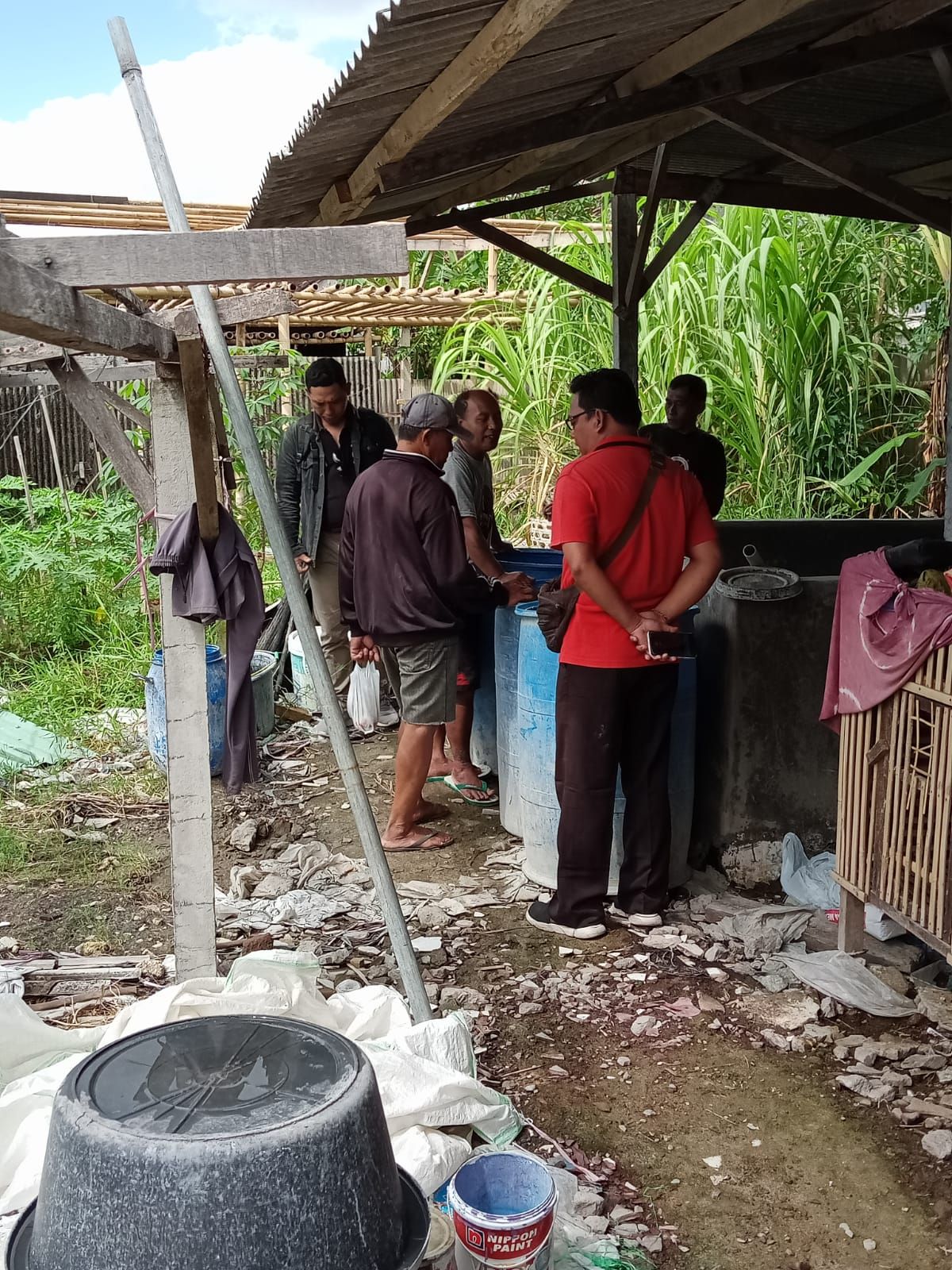 Pengusaha sablon berinisial YPR tertangkap basah membuang limbah sablon ke Sungai Banjar Jaba Jati, Desa Pemogan, Kecamatan Denpasar Selatan, Kota Denpasar.