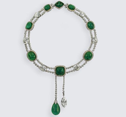 Perhiasan kerajaan, Cullinan VII adalah liontin berpotongan marquise yang digantungkan dari The Delhi Durbar Necklace, kalung zamrud yang rumit yang mencakup 8 zamrud. (Dok: Cape Town Diamond Museum)