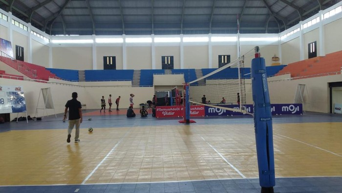 Persiapan Kejurnas Livoli Divisi I di dalam GOR Debes Tabanan yang menjadi lokasi pertandingan.