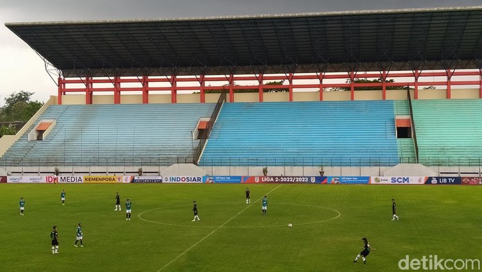 Pertandingan Nusantara United (hijau putih hitam) melawan Persikab Kabupaten Bandung (hitam hitam putih) di Stadion Moch Soebroto Kota Magelang.