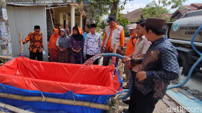 Petugas saat melakukan droping air bersih di Lamongan