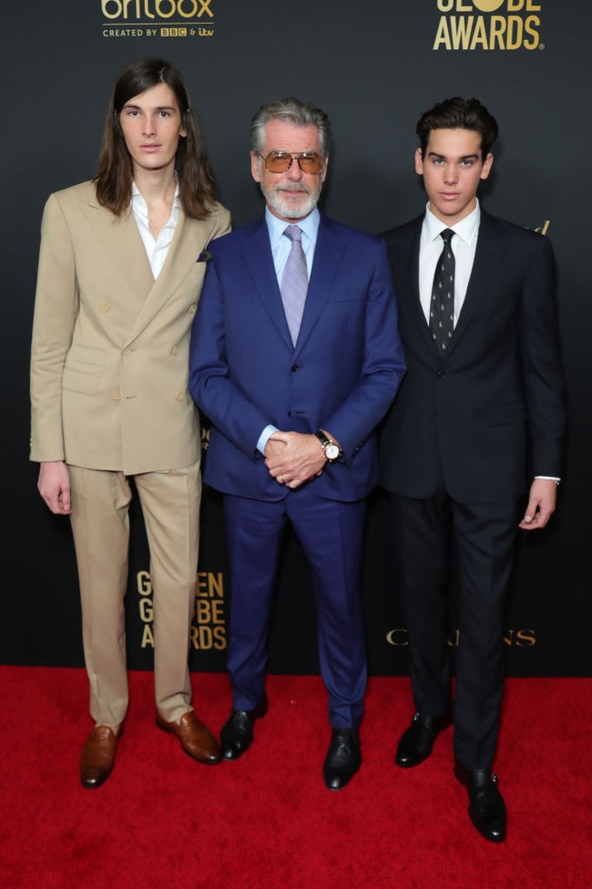 Dylan dan Paris Brosnan diketahui saat ini juga berkarier di dunia hiburan seperti Pierce Brosnan. Dylan si sulung merupakan seorang model, penyanyi dan aktor. Debut modellingnya adalah untuk rumah mode  Saint Laurent. Foto: Getty Images