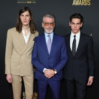 Dylan dan Paris Brosnan diketahui saat ini juga berkarier di dunia hiburan seperti Pierce Brosnan. Dylan si sulung merupakan seorang model, penyanyi dan aktor. Debut modellingnya adalah untuk rumah mode  Saint Laurent. Foto: Getty Images