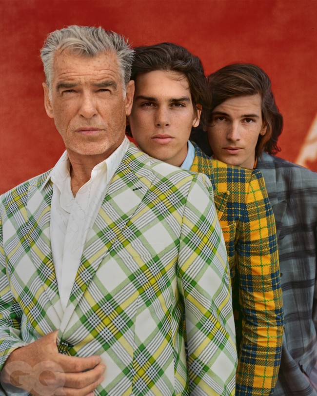 Dua anak Pierce Brosnan yang ikut berpose bersama sang ayah di majalah GQ edisi Oktober 2022 adalah Dylan dan Paris Brosnan. Keduanya tampil memesona seperti sang ayah yang kini sudah berusia 69 tahun. Foto: Dok. Majalah GQ