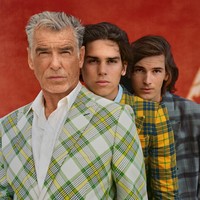 Dua anak Pierce Brosnan yang ikut berpose bersama sang ayah di majalah GQ edisi Oktober 2022 adalah Dylan dan Paris Brosnan. Keduanya tampil memesona seperti sang ayah yang kini sudah berusia 69 tahun. Foto: Dok. Majalah GQ
