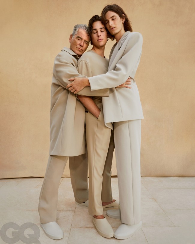 Dylan dan Paris merupakan anak dari pernikahan Pierce Brosnan dengan jurnalis  Keely Shaye Smith. Kini keduanya sudah beranjak dewasa. Dylan saat ini berusia 25 tahun dan Paris berusia 21 tahun. Foto: Dok. Majalah GQ