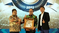 PNM meraih penghargaan Infobank The Best State-Owned Enterprise 2022 dalam kategori ‘The Best SoE in Empowering Ultra-Micro’ dalam acara Islamic Finance Summit 2022: Building Economic Resilience During Uncertainty by Strengthening Halal Industry di Bali, Kamis, (22/9/2022). Penghargaan ini diterima secara langsung oleh Direktur Kepatuhan dan Manajemen Risiko PNM, Kindaris (tengah).
