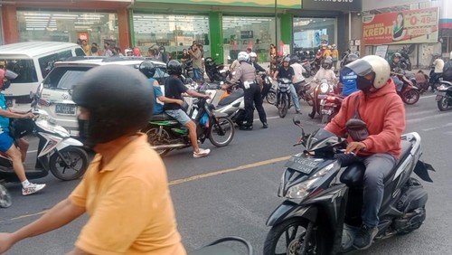 Polisi saat mengamankan seorang WNA asal Jerman yang diduga merampas mobil milik warga di Jalan Ngurah Rai, tepatnya di depan RSUD Buleleng, Jumat (23/9/2022).