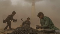 Kondisi di tungku pembakaran batu bata sangat sulit bahkan untuk orang dewasa. Tetapi di hampir semua dari pekerja, anak-anak berusia empat atau lima tahun bekerja bersama keluarga mereka dari pagi hingga gelap di musim panas yang terik.  