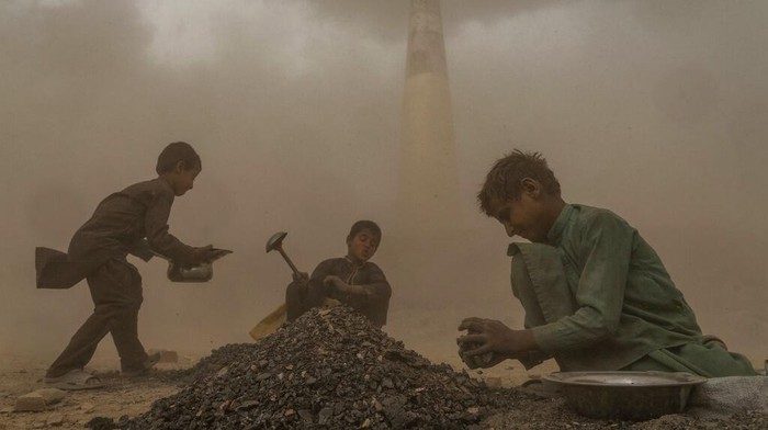 A 9-year-old Afghan girl works in a brick factory on the outskirts of Kabul, Afghanistan, Monday, Sept. 12, 2022. Aid agencies say the number of children working in Afghanistan is growing ever since the economy collapsed following the Taliban takeover more than a year ago. (AP Photo/Ebrahim Noroozi)