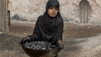 Salah satu anak, Nabila (12), bekerja 10 jam atau lebih dalam sehari. Ia melakukan pekerjaan berat dan kotor dengan mengemas lumpur ke dalam cetakan dan mengangkut gerobak penuh batu bata. Setengah hidupnya ia habiskan di pabrik batu bata dengan rekan kerja anak-anak lainnya.   
