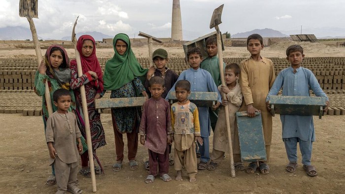 Potret Pilu Pekerja Anak di Afghanistan A 9-year-old Afghan girl works in a brick factory on the outskirts of Kabul, Afghanistan, Monday, Sept. 12, 2022. Aid agencies say the number of children working in Afghanistan is growing ever since the economy collapsed following the Taliban takeover more than a year ago. (AP Photo/Ebrahim Noroozi)