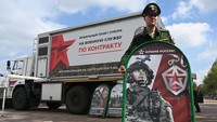 Seorang anggota tentara Rusia berdiri di sebelah pusat perekrutan keliling untuk dinas militer di bawah kontrak di Rostov-on-Don, Rusia, Sabtu, (17/9/2022).