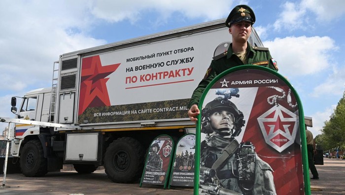 Potret Rusia Mulai Rekrut Tentara Cadangan Baru untuk Perang Ukraina A Russian service member stands next to a mobile recruitment center for military service under contract in Rostov-on-Don, Russia September 17, 2022. REUTERS/Sergey Pivovarov