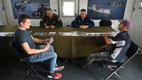 Dua orang pria mengunjungi pusat perekrutan keliling untuk dinas militer berdasarkan kontrak di Rostov-on-Don, Rusia. Sebelum dikirim ke medan-medan pertempuran, tentara cadangan ini akan menerima pelatihan. Putin menambahkan dekrit mobilisasi militer secara parsial sudah ditandatangani.