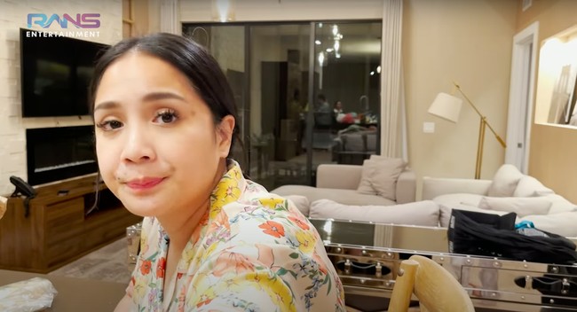 Melalui video yang diunggahnya ke akun YouTube Rans Entertainment terlihat jika tempat tinggal Raffi Ahmad dan Nagita Slavina itu cukup lengkap dengan desain minimalis khas Amerika. Terdapat ruangan TV yang cukup luas yang dilengkapi dengan sofa besar. Foto: YouTube/Rans Entertainment