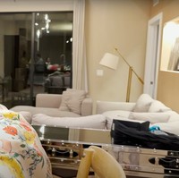 Melalui video yang diunggahnya ke akun YouTube Rans Entertainment terlihat jika tempat tinggal Raffi Ahmad dan Nagita Slavina itu cukup lengkap dengan desain minimalis khas Amerika. Terdapat ruangan TV yang cukup luas yang dilengkapi dengan sofa besar. Foto: YouTube/Rans Entertainment