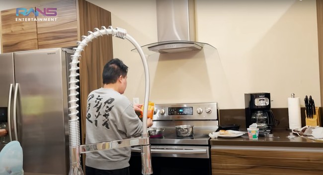 Bagian dapurnya juga tampak cukup lengkap. Ada kulkas, kompor, oven, dan beragam perlengkapan dapur lain. Sesampainya di sana asisten Raffi dan Nagita pun terlihat langsung memasak makanan. Foto: YouTube/Rans Entertainment