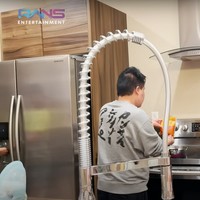 Bagian dapurnya juga tampak cukup lengkap. Ada kulkas, kompor, oven, dan beragam perlengkapan dapur lain. Sesampainya di sana asisten Raffi dan Nagita pun terlihat langsung memasak makanan. Foto: YouTube/Rans Entertainment